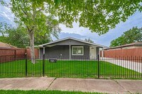 Building Photo - 2226 Rainbow Dr