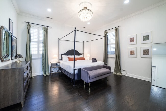 Building Photo - 2113 W Grand Ave