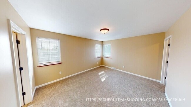 Building Photo - 1802 N Creek Cir