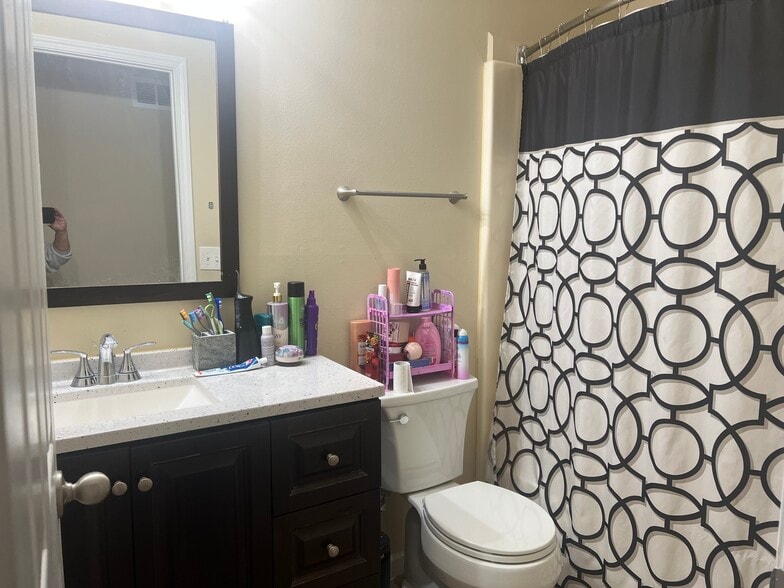 common full bath - 6436 Long Timber Dr
