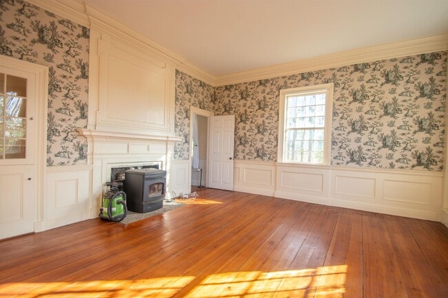 Building Photo - 267 N River Rd