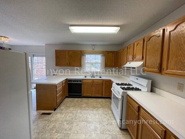 Building Photo - Beautiful 3b Room!Move in ready!