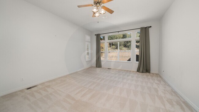 Building Photo - Gorgeous Rancher Located in University Bluffs