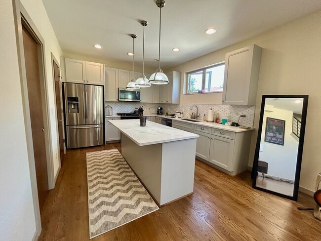 Building Photo - Capitol Hill/Cherry Hill Townhouse