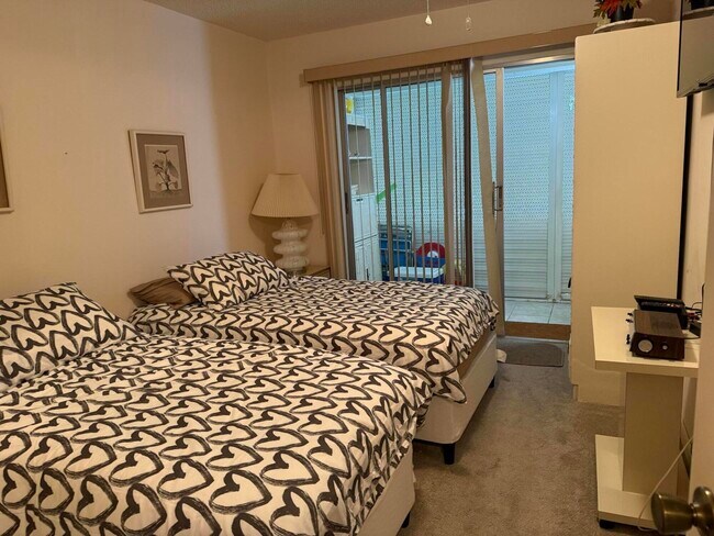 Building Photo - 132 Newport I