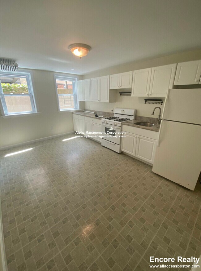 Building Photo - 14 Centre St