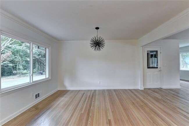 Building Photo - 6085 Glenridge Dr