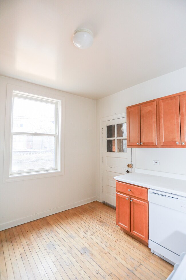 Building Photo - 4913 N Glenwood Ave