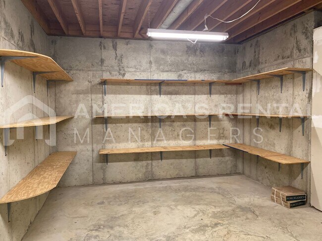 Building Photo - Private Estate Living on Over 3 Acres! Available to view NOW!