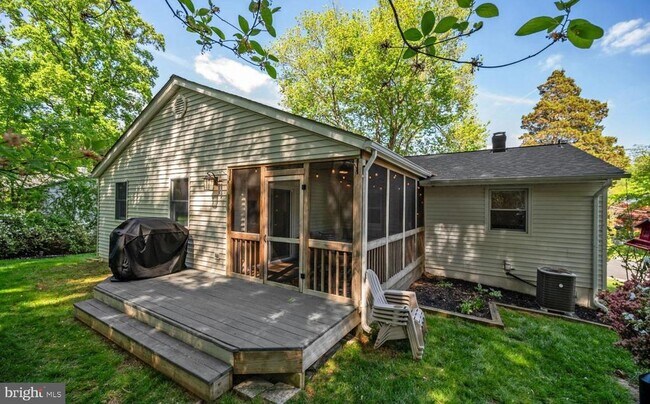 Building Photo - 1109 Hillcrest Dr SW