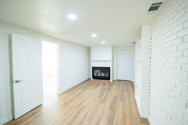 Building Photo - Modern Chic 3 Bedroom W/ Flex Space!