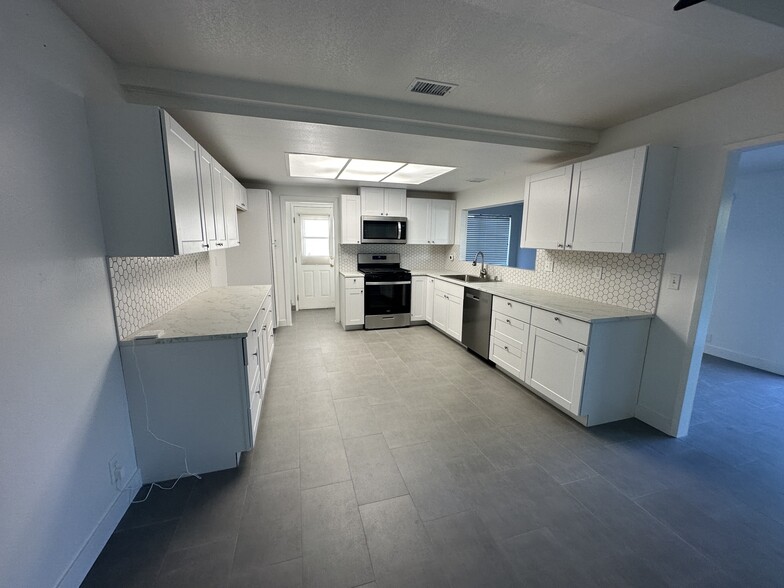 Remodeled Kitchen - 24171 Laulhere Plz
