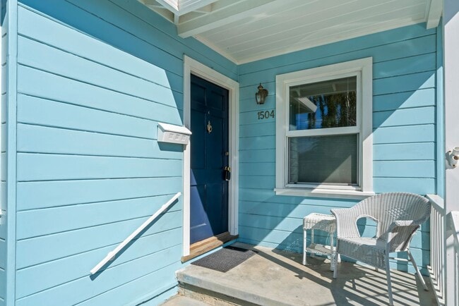 Building Photo - Pet Friendly 3Bd/2Ba Single-Family Home