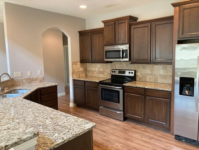 Building Photo - Bright 3BR Townhome with Bonus Room - Available NOW!