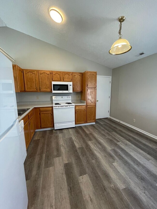 Building Photo - 3 Bedroom Single Family Home - Burnett Creek School District