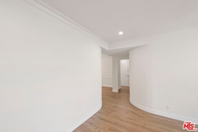 Building Photo - 1250 N Crescent Heights Blvd
