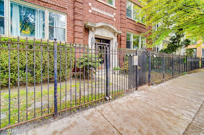 Building Photo - 833 W Lawrence Ave