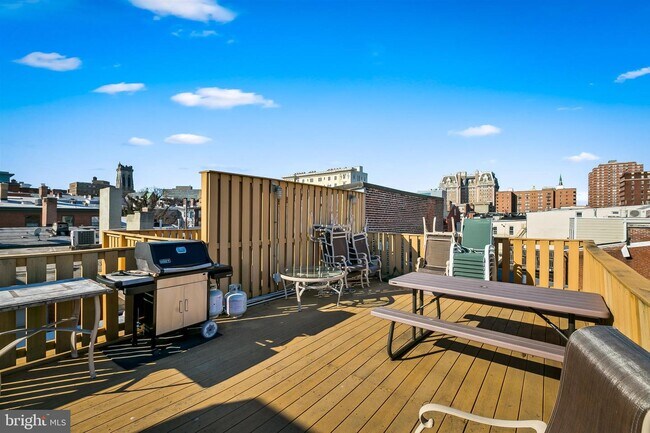 Building Photo - 18 E Madison St