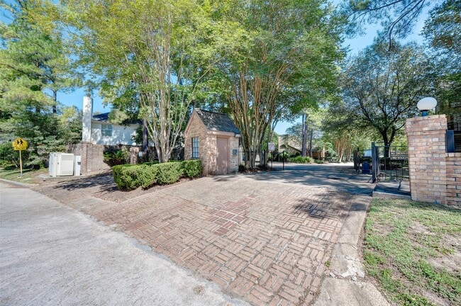 Building Photo - 16800 Sugar Pine Dr