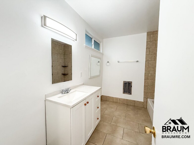 Building Photo - 5131 Buffalo Ave