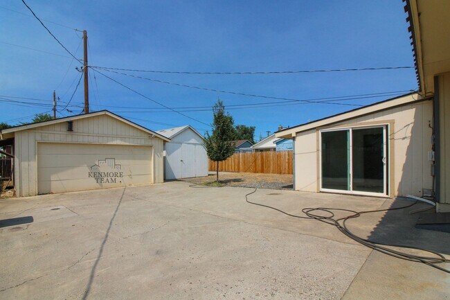 Building Photo - 2 Bedroom, 1 Bath Home in Central Richland - Detached Garage!