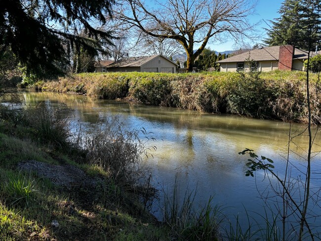 Building Photo - Charming 3-Bedroom, 2-Bathroom Home on a D...