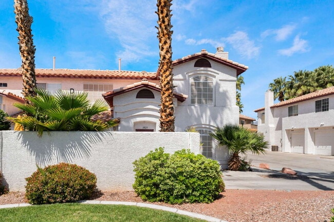 Building Photo - Move in now to this beautiful 2 story 3 bed 2.5 bath townhome near the Lakes area!