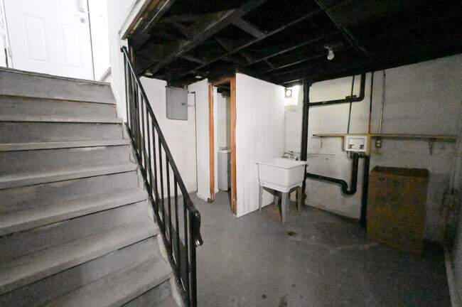 Building Photo - 15829 Minock St