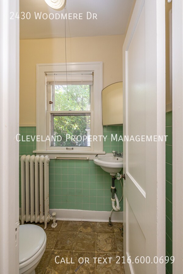 Building Photo - 2430 Woodmere Dr