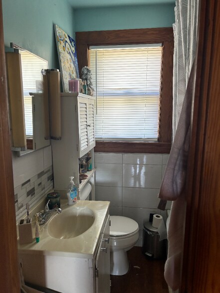 Building Photo - 104 SW Hines St