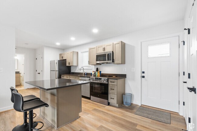 1BR, 1BA - 704SF - Kitchen - The Courtyard on 4th