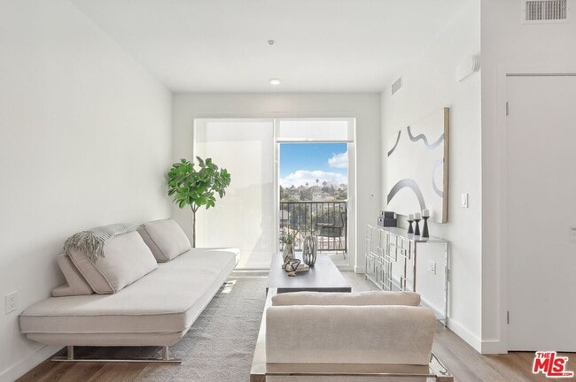 Building Photo - 218 N Alvarado St