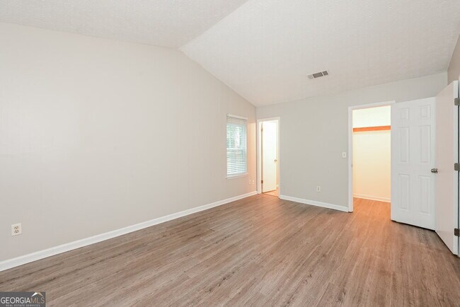 Building Photo - 6052 Creekford Dr