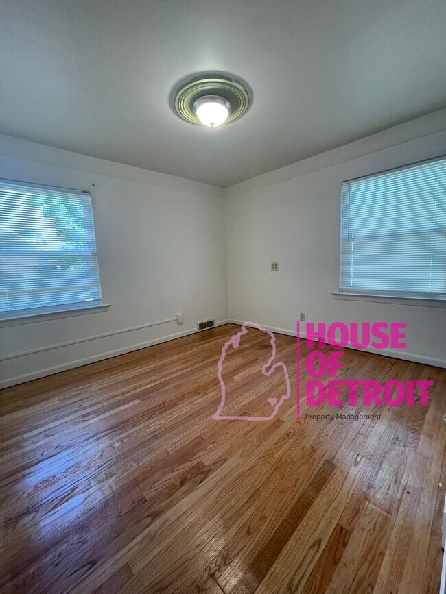 Building Photo - Summer Special~ 3 BEDROOM 1 BATH BUNGALOW ...
