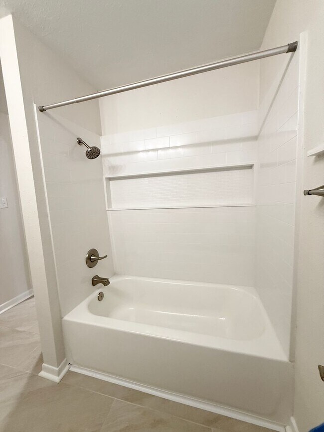 Building Photo - Adorable 3/1/1 Home on Giant Lot in Lake J...