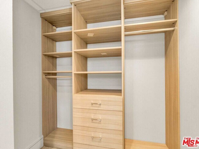 Building Photo - 1100 Alta Loma Rd