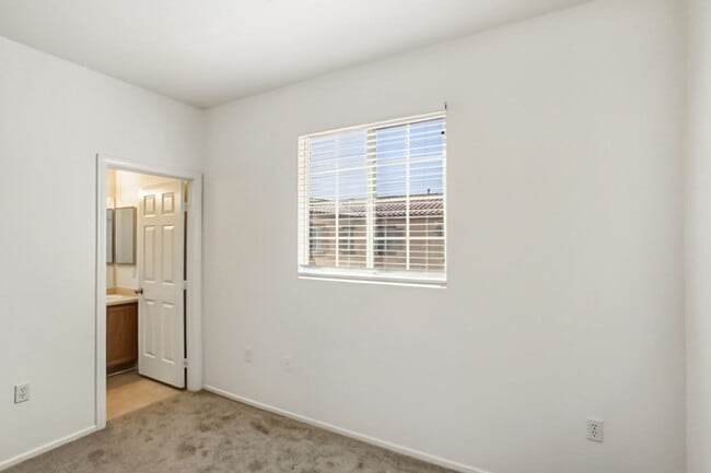 Building Photo - 4 Bed and 4 Bath Townhome In Gated North Las Vegas Community