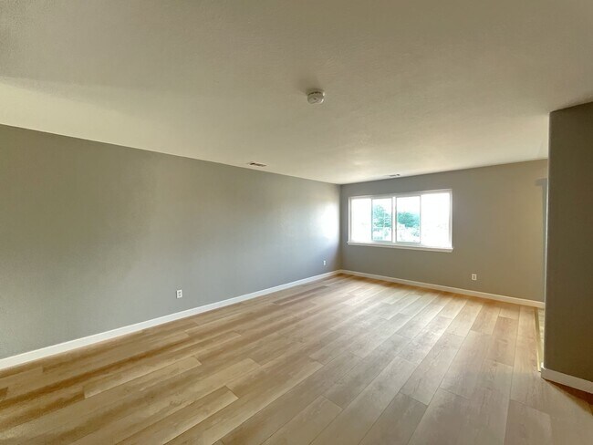 Building Photo - Beautifully Renovated Upstairs unit w/View...