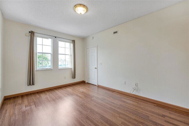 Building Photo - 533 NE 3rd Ave