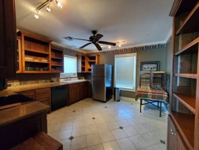 Building Photo - "Charming 2-Bedroom Home with Guest Suite ...