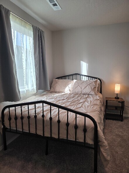 Building Photo - 600 Van Wy