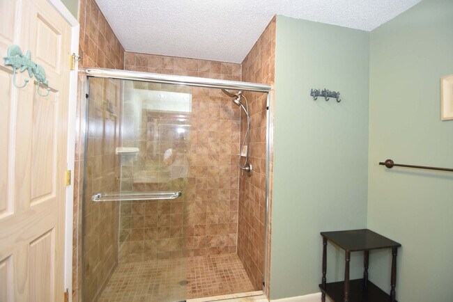 Building Photo - 3 Cherokee Ct W