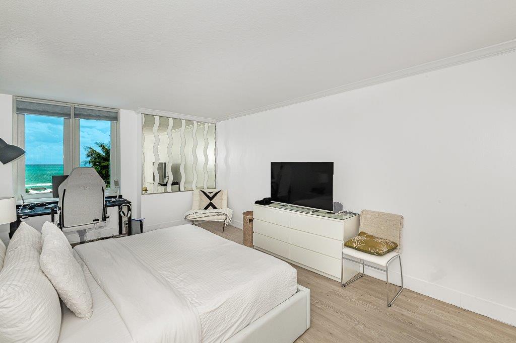 Building Photo - 2301 Collins Ave