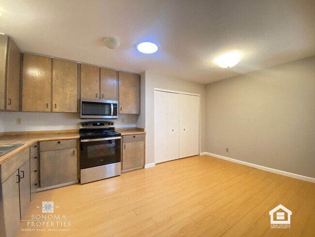 Building Photo - Inviting 1BD/1BA Apartment in Landscaped Sonoma Complex – Close to Everything!