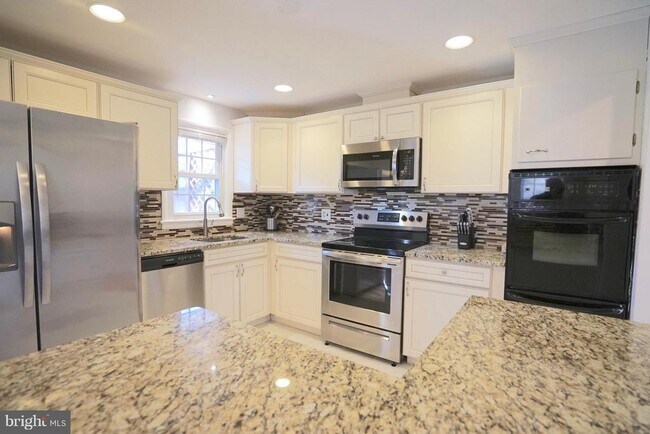 Building Photo - 4218 University Dr