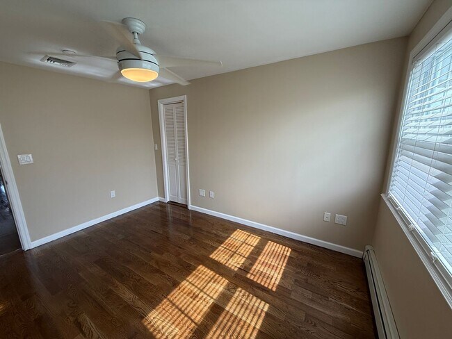 Building Photo - Mint 2 Bed/2 Bath Single-Family Home in Howard Beach!