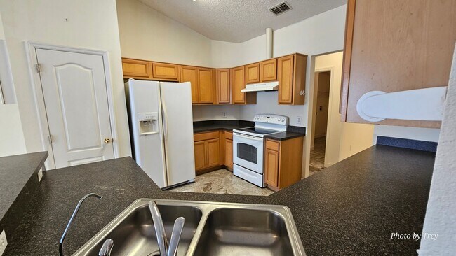 Building Photo - 3 Bed 2 Bath 2 Car Garage