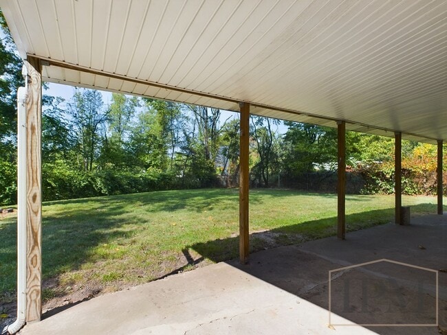 Building Photo - Coming Soon   Spacious 3 bedroom Located i...