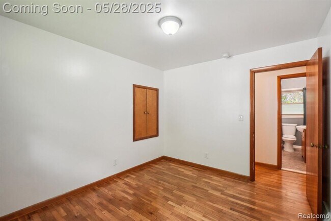 Building Photo - 3005 S Hickory Ridge Rd