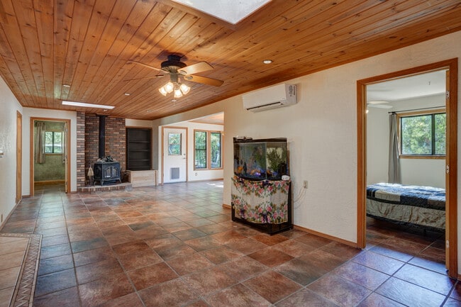 Building Photo - 1825 Vanderhoef Ln